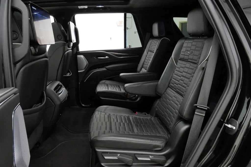 Used 2024 Cadillac Escalade Premium Luxury Platinum AWD/4WD image 19