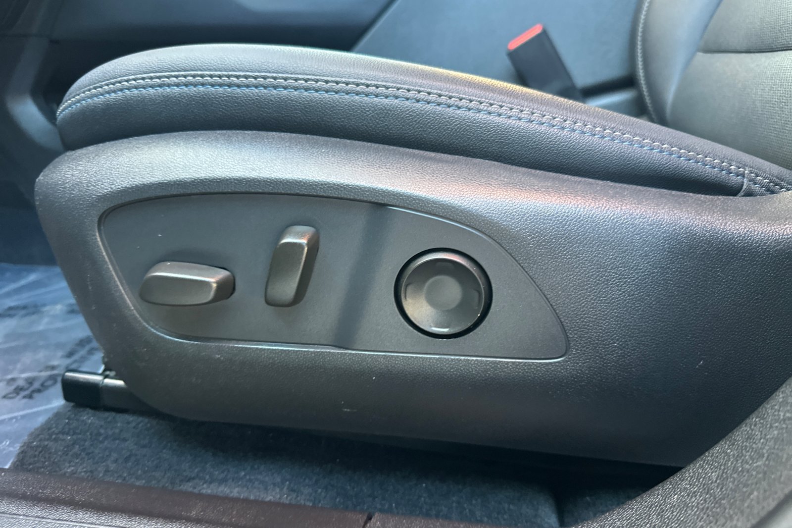 Used 2024 Chevrolet Equinox EV LT FWD image 13