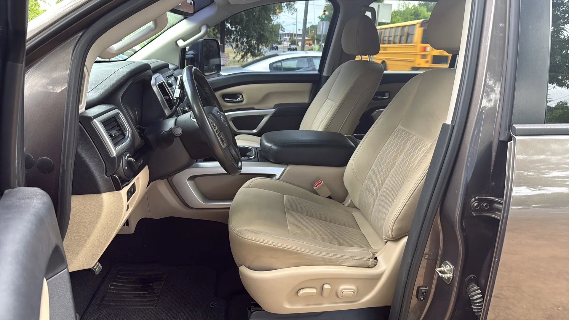 Used 2016 Nissan Titan SV RWD image 13