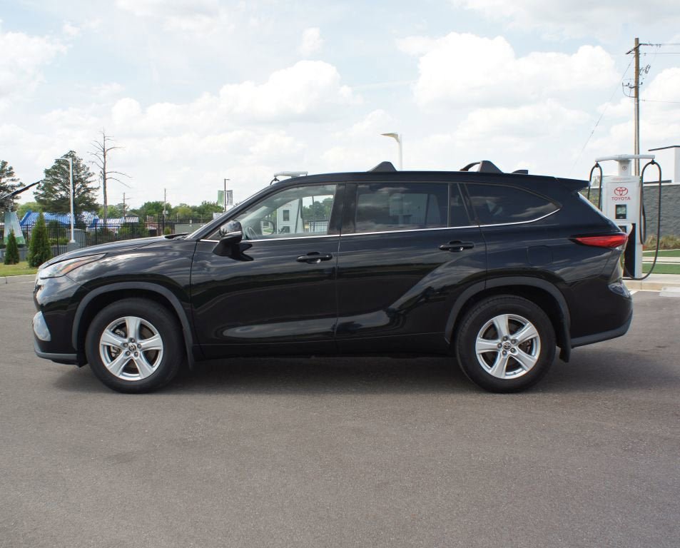 Used 2021 Toyota Highlander LE AWD/4WD image 12