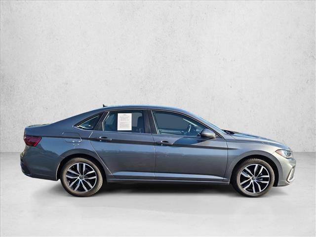 Used 2025 Volkswagen Jetta SE FWD image 4