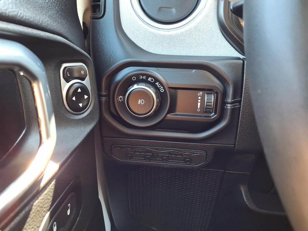 Used 2025 Jeep Wrangler Sahara image 17