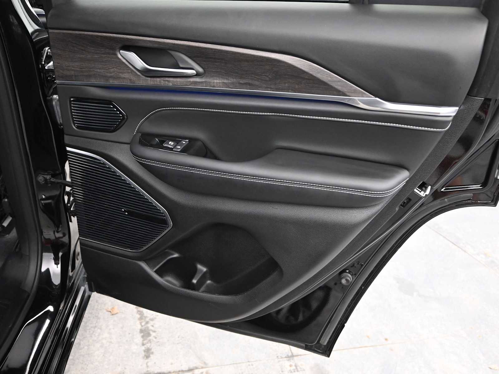 Used 2023 Jeep Grand Cherokee Overland image 22