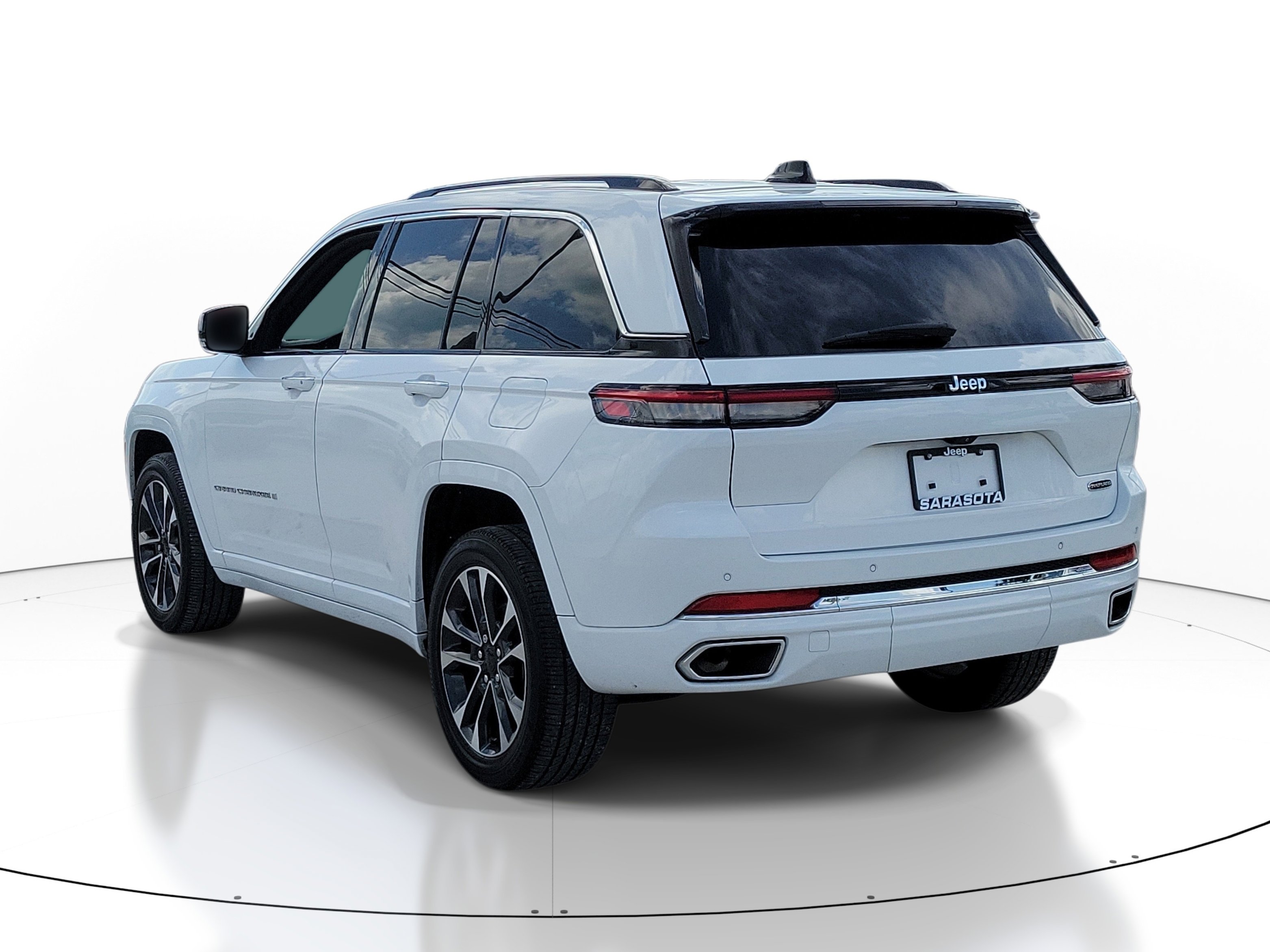 Used 2023 Jeep Grand Cherokee Overland w/ Trailer Tow Prep Group (B) RWD image 4