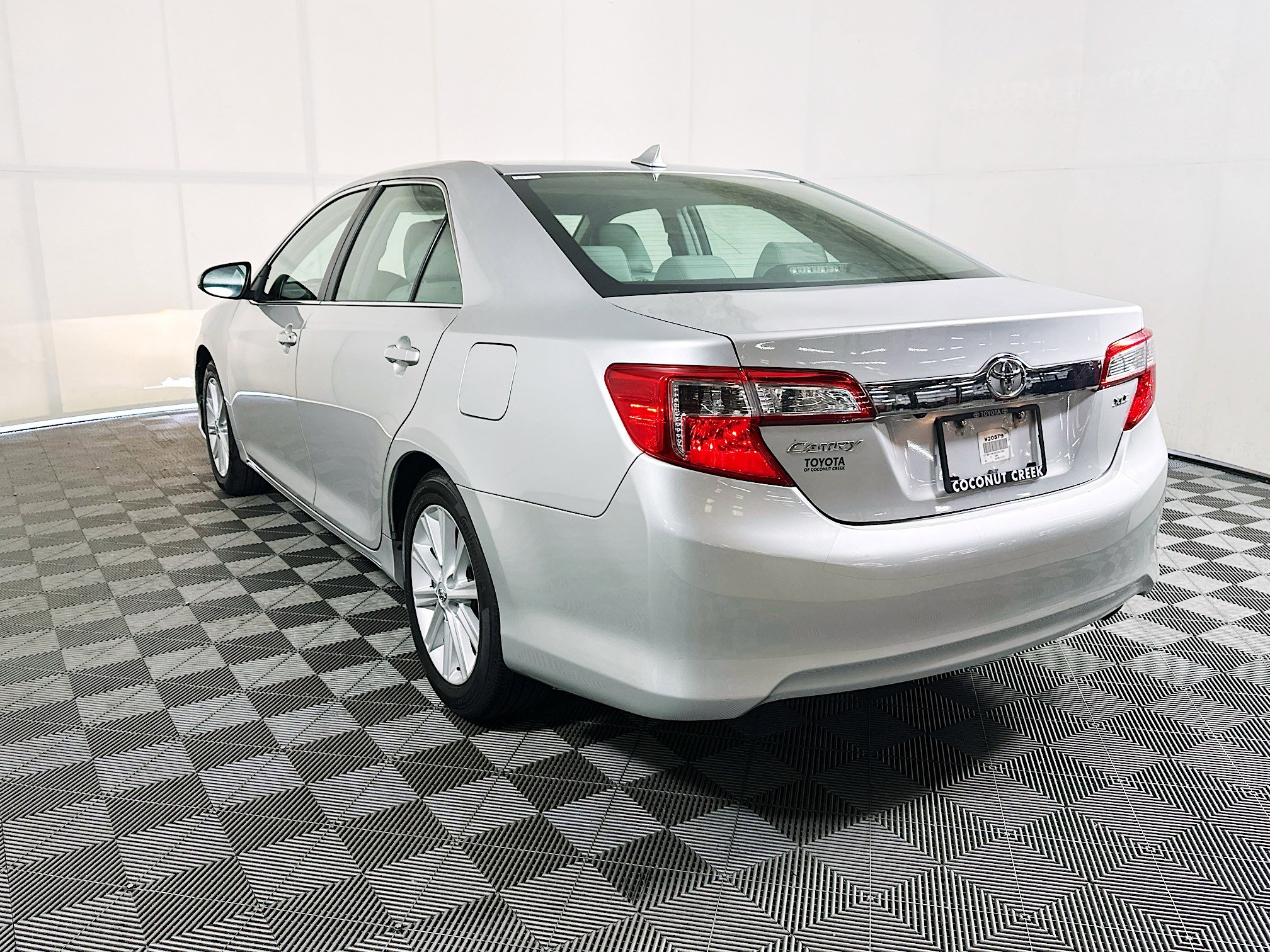 Used 2014 Toyota Camry XLE w/ Leather Package FWD image 5