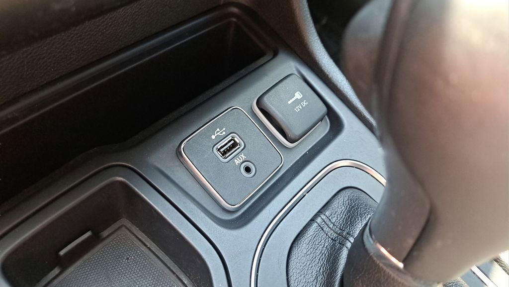 Used 2019 Jeep Cherokee Latitude Plus w/ Comfort/Convenience Group FWD image 23