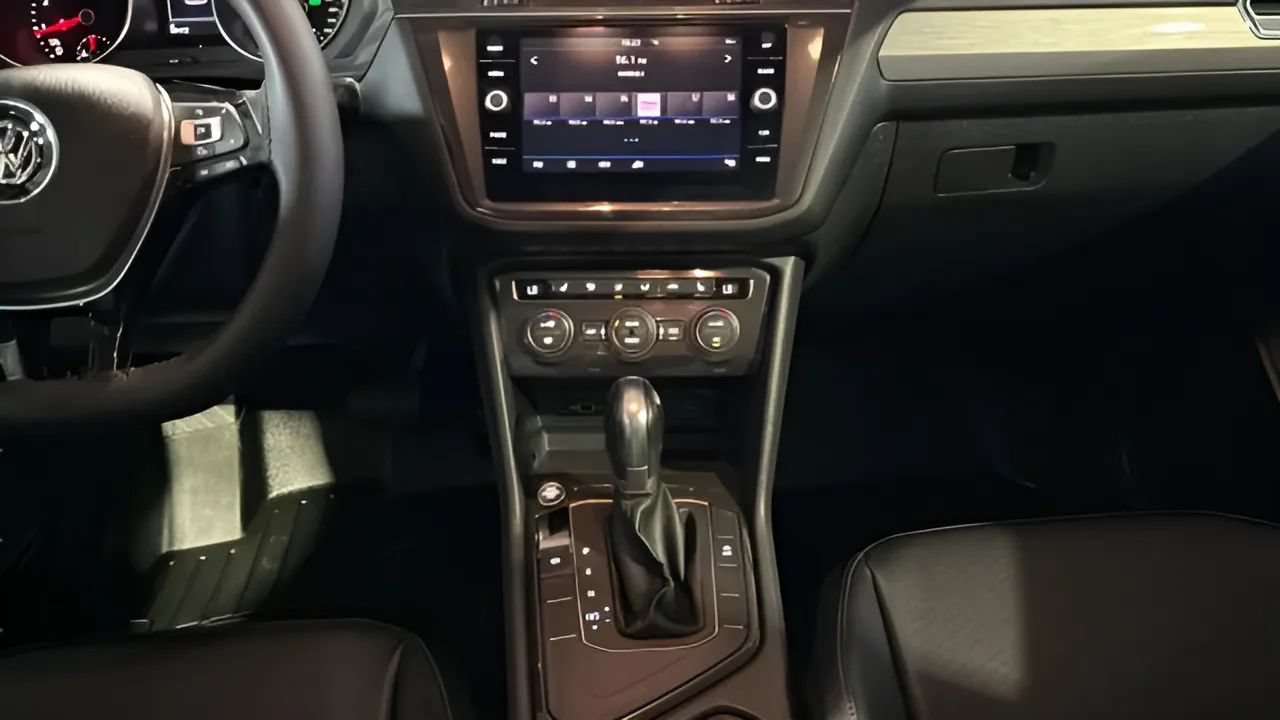 Used 2018 Volkswagen Tiguan SEL FWD image 31