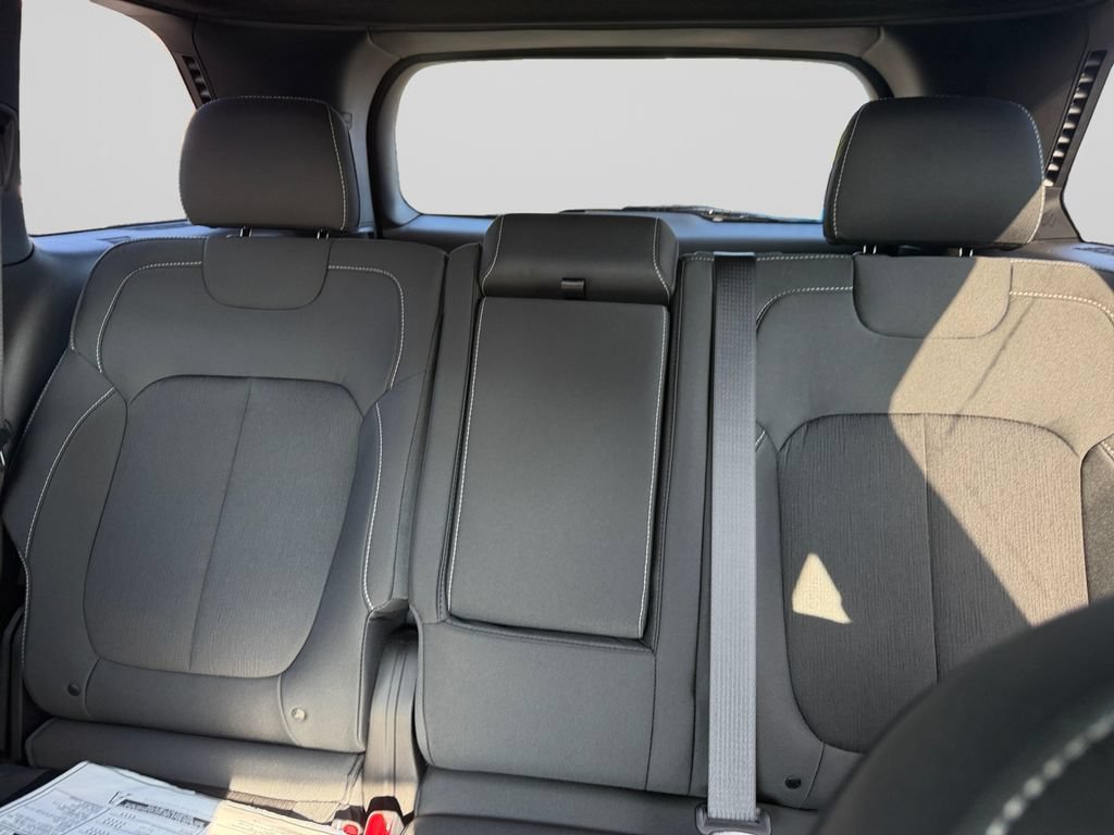 Used 2025 Jeep Grand Cherokee Laredo AWD/4WD image 16