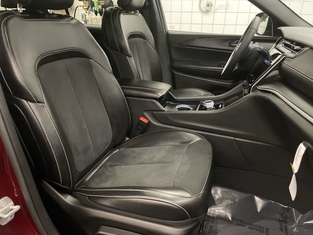 Used 2024 Jeep Grand Cherokee L Altitude AWD/4WD image 20