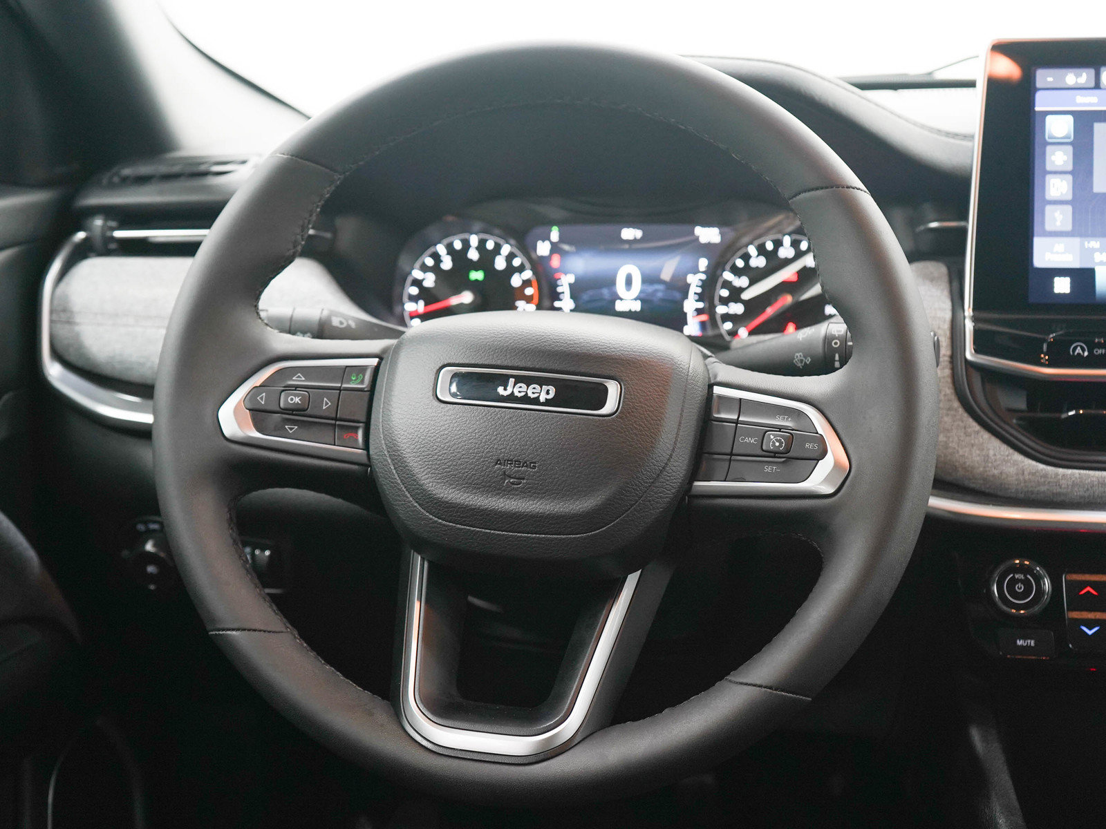 Used 2023 Jeep Compass Latitude AWD/4WD image 16