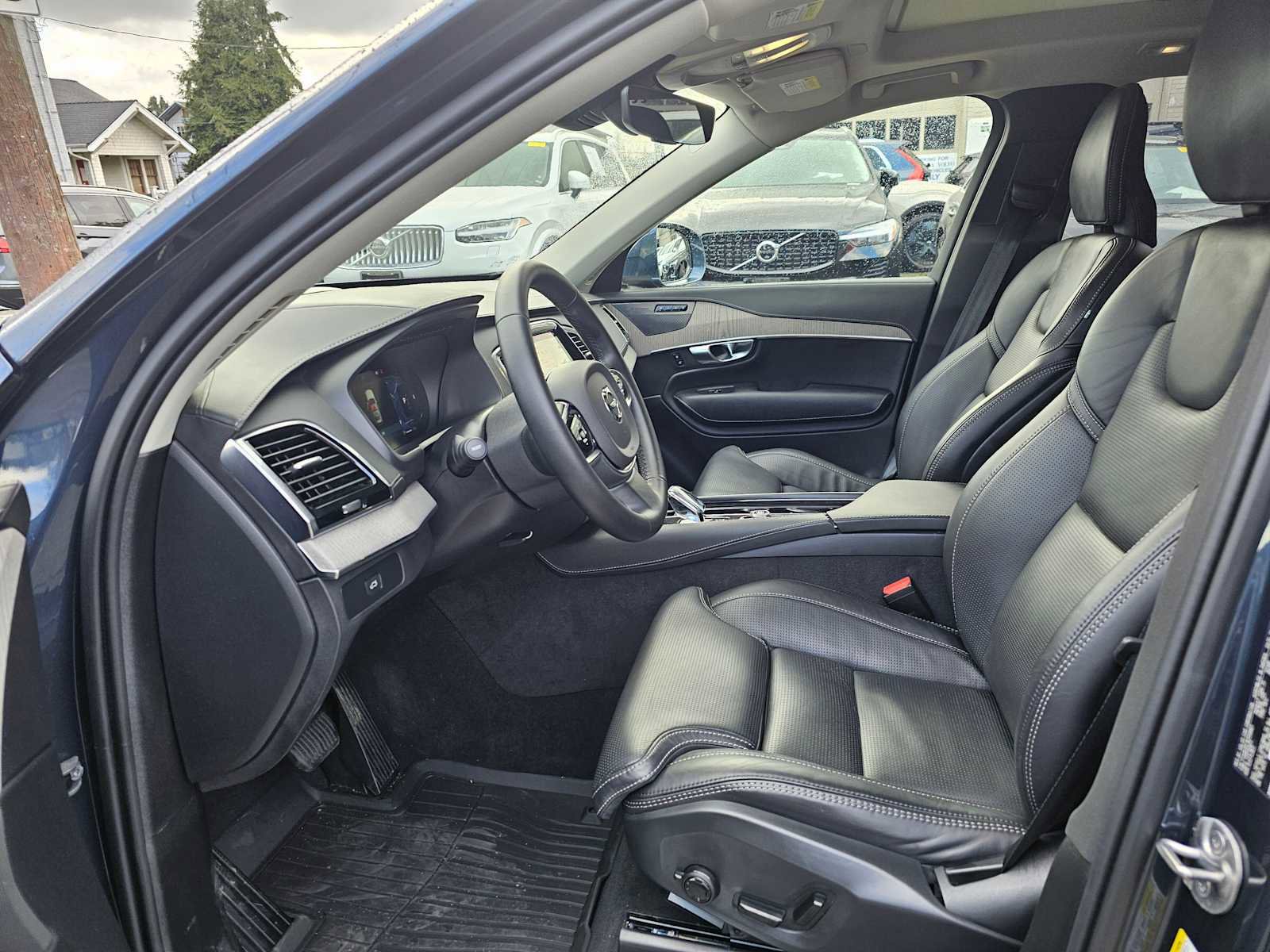 Certified 2024 Volvo XC90 B6 Ultimate w/ Protection Package Premier image 31