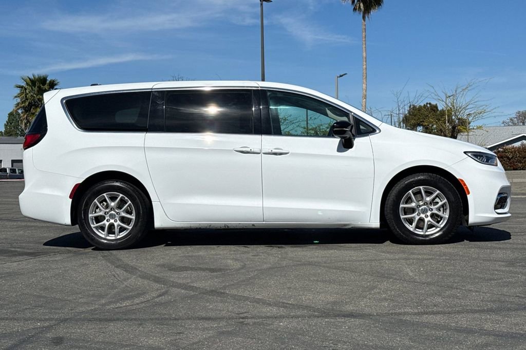 Used 2024 Chrysler Pacifica Touring-L image 10