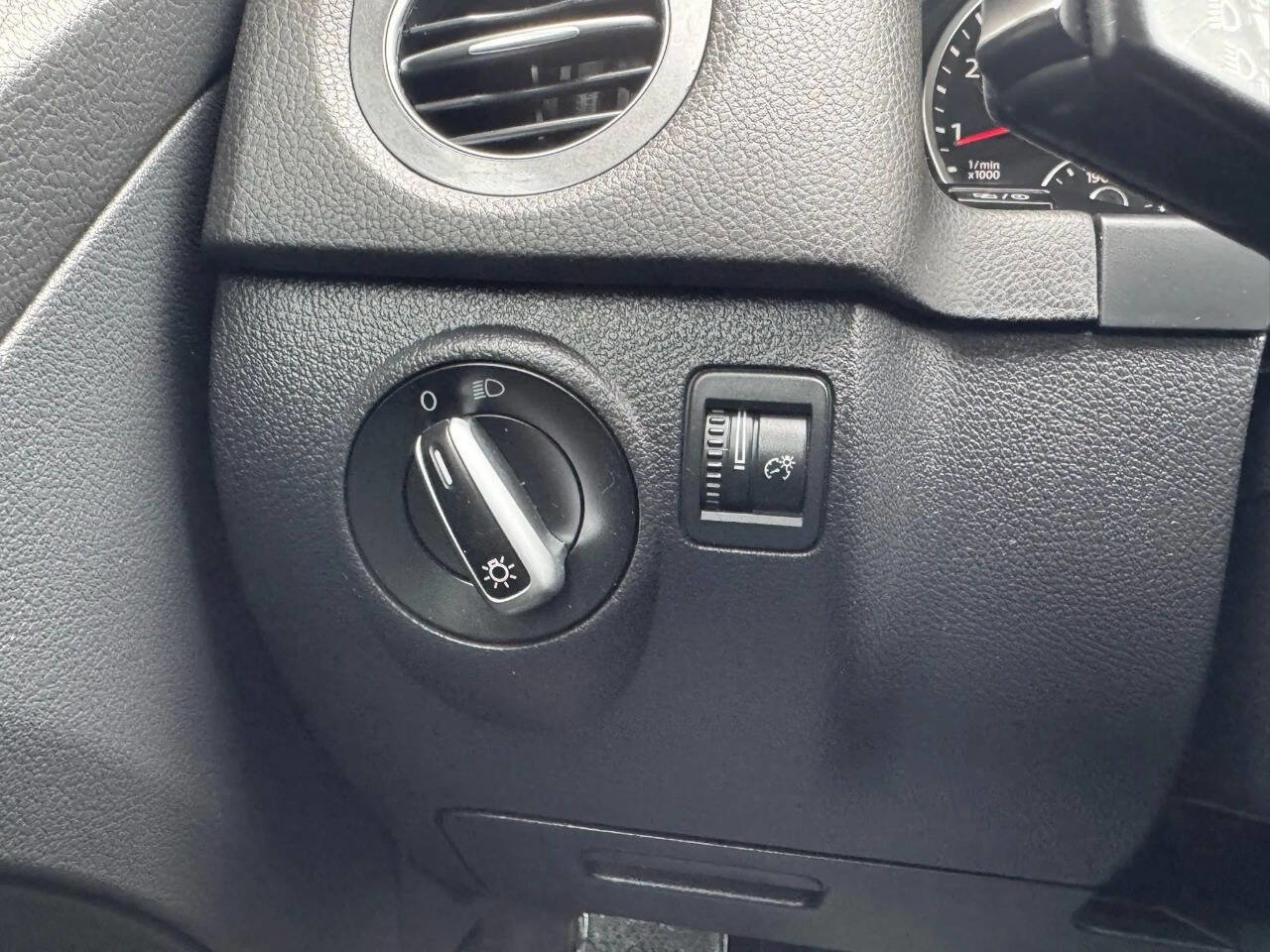 Used 2013 Volkswagen Tiguan S image 21