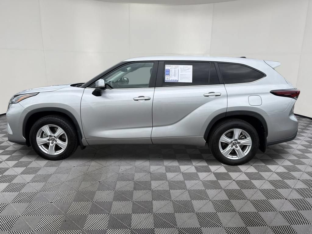 Used 2024 Toyota Highlander LE AWD/4WD image 4
