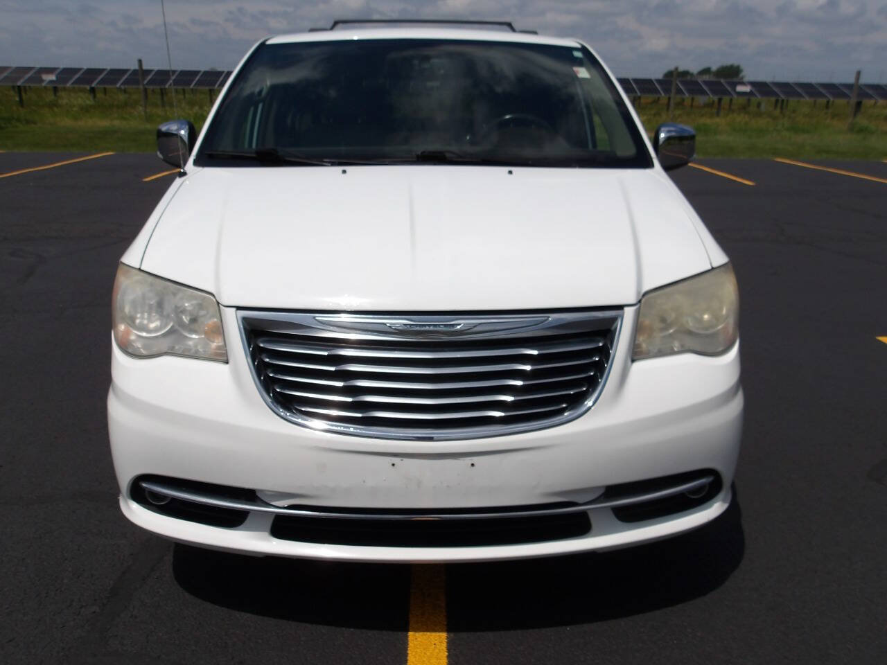 Used 2014 Chrysler Town & Country Touring-L w/ Trailer Tow Group FWD image 3