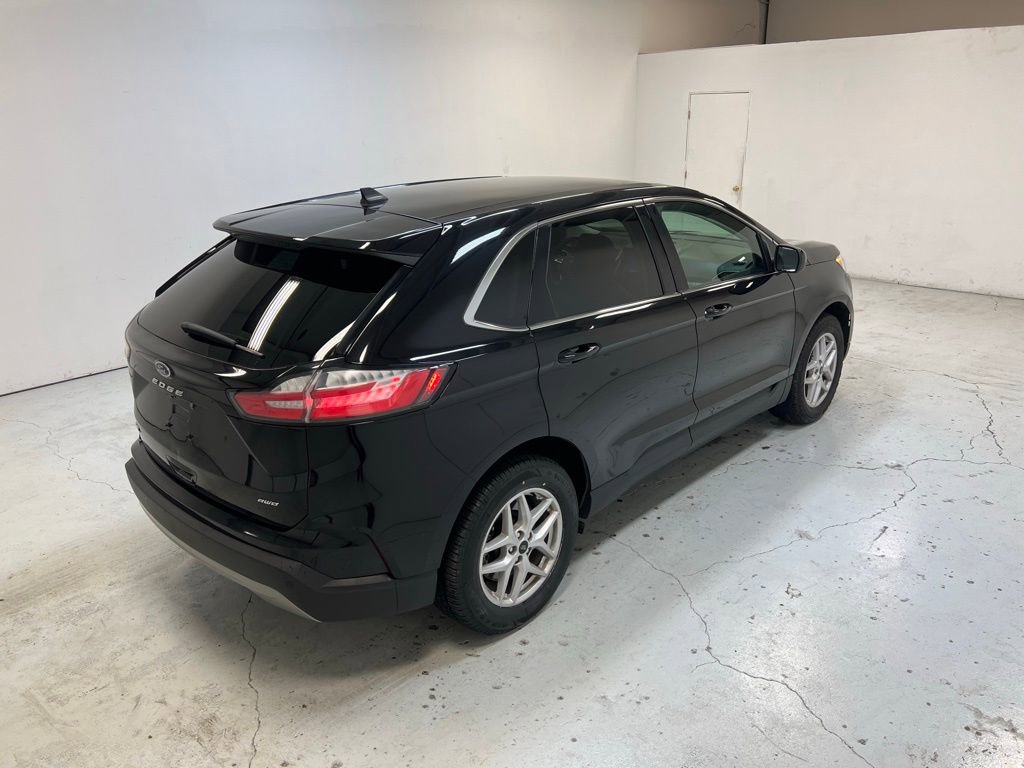 Used 2023 Ford Edge SEL image 3