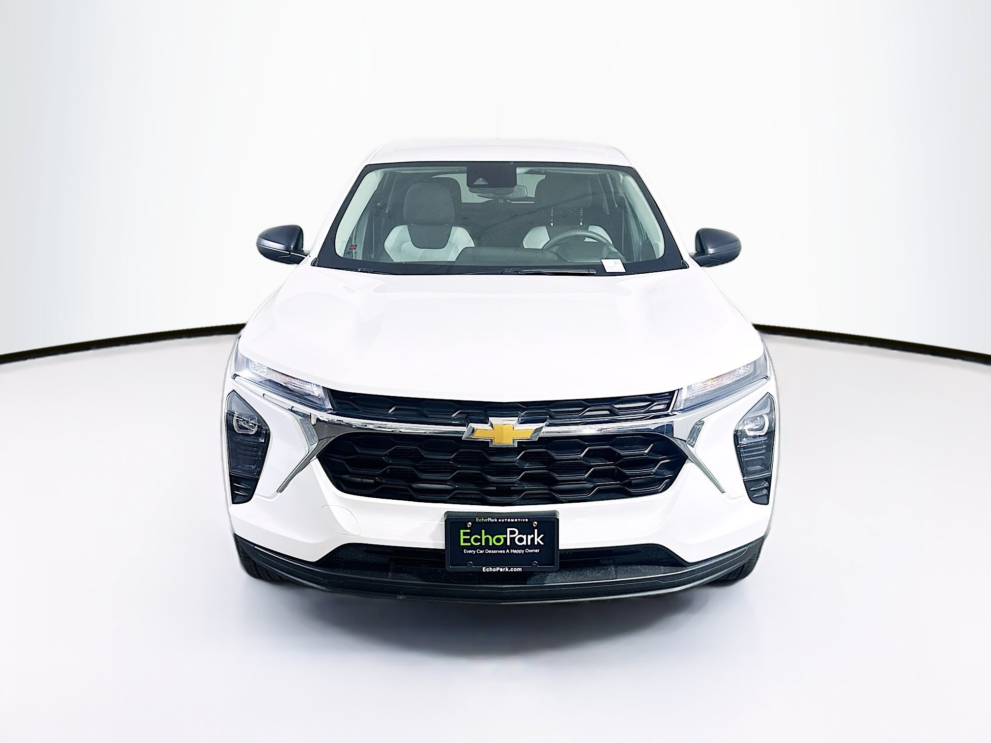 Used 2025 Chevrolet Trax LS FWD image 2