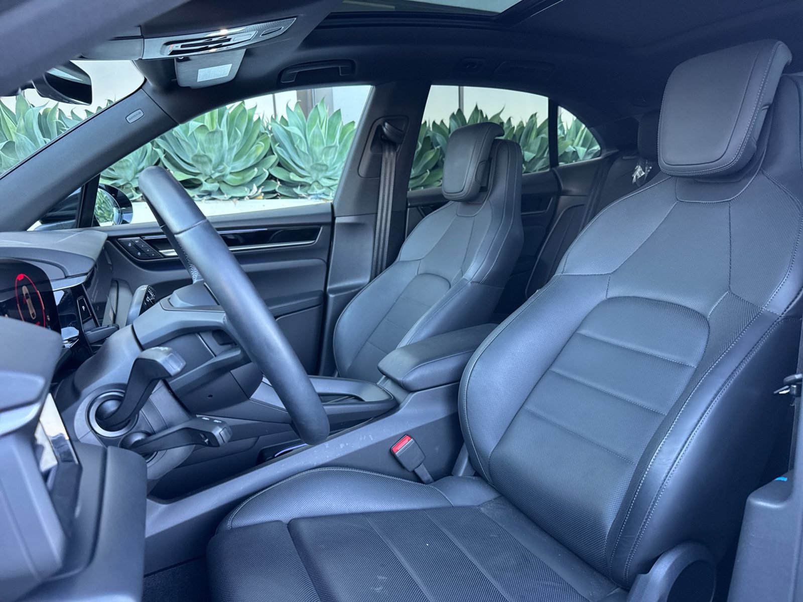 Used 2025 Porsche Macan Electric RWD image 6