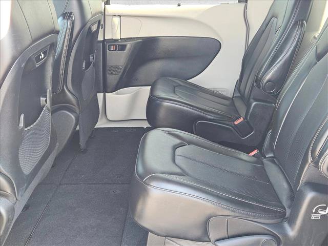 Used 2023 Chrysler Pacifica Touring-L FWD image 17