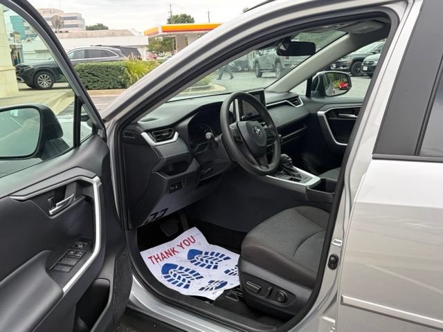 Used 2025 Toyota RAV4 XLE AWD/4WD image 14