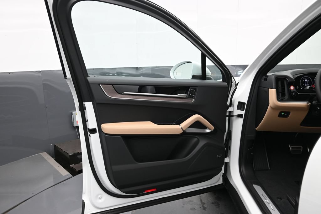 New 2026 Porsche Cayenne E-Hybrid Coupe AWD/4WD image 8