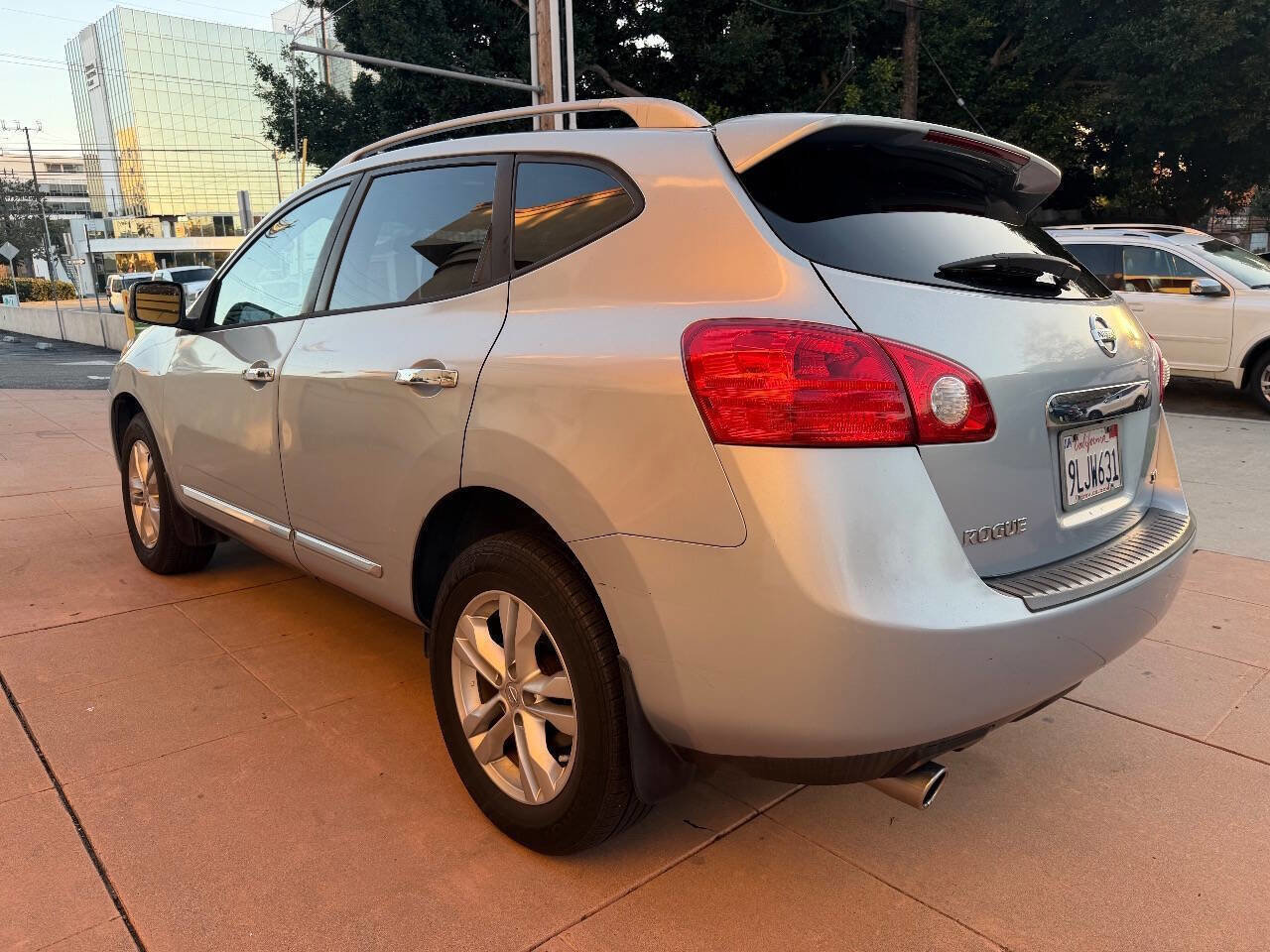 Used 2013 Nissan Rogue SV w/ Premium Pkg image 3