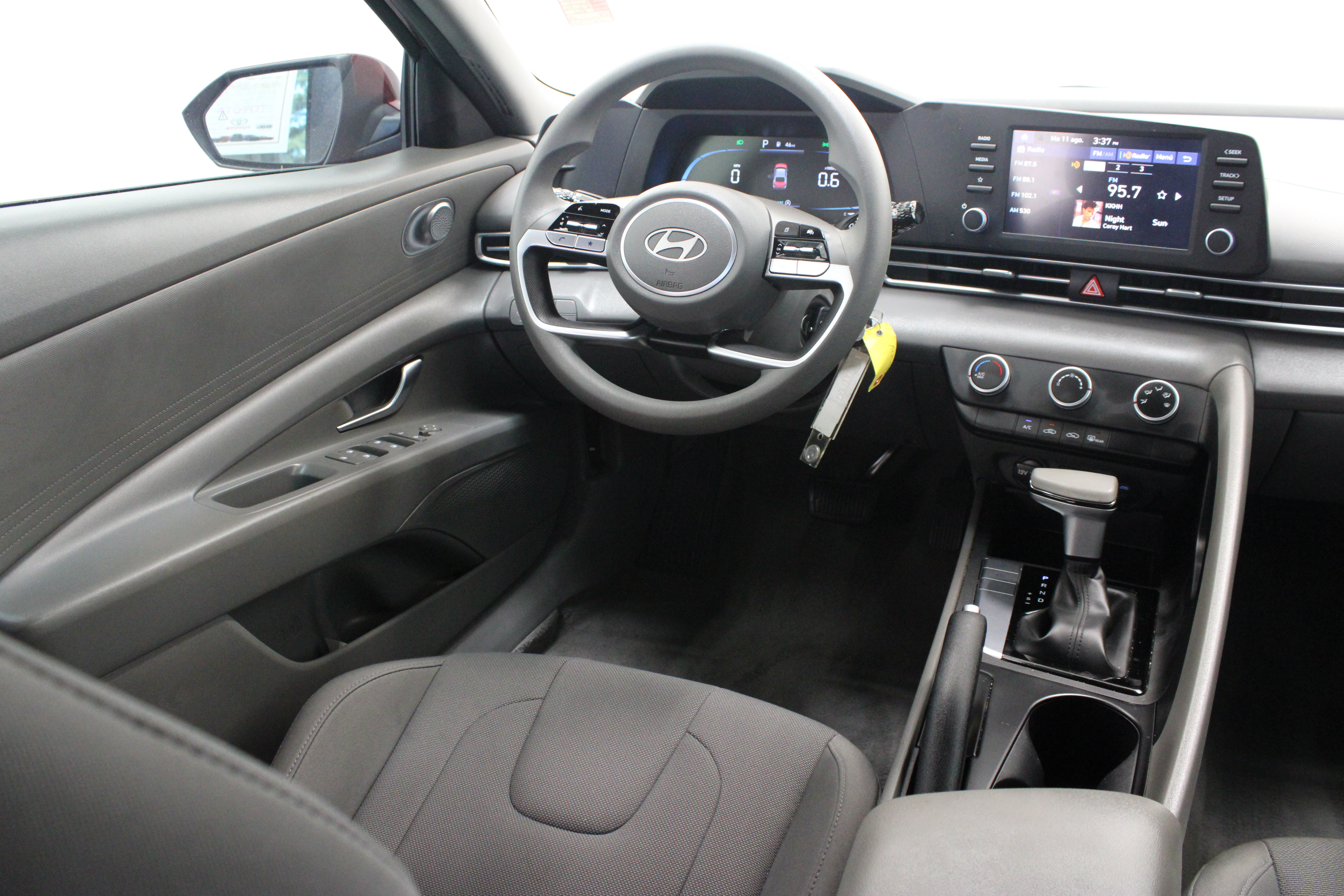 Used 2025 Hyundai Elantra SE FWD image 28