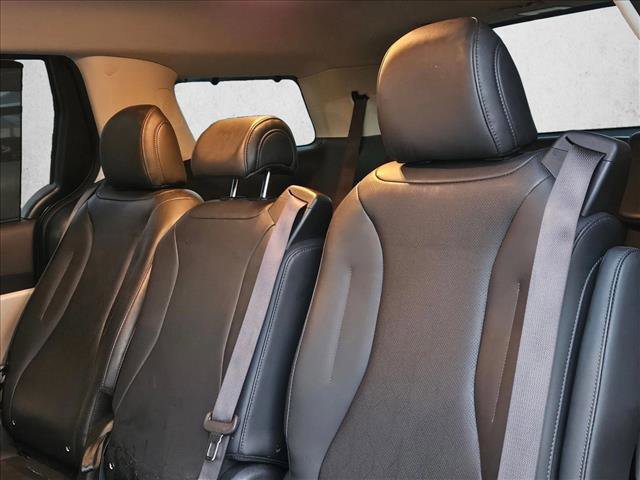 Used 2024 Kia Carnival EX image 17