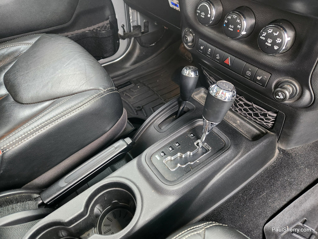 Used 2013 Jeep Wrangler Unlimited Rubicon w/ Connectivity Group image 40