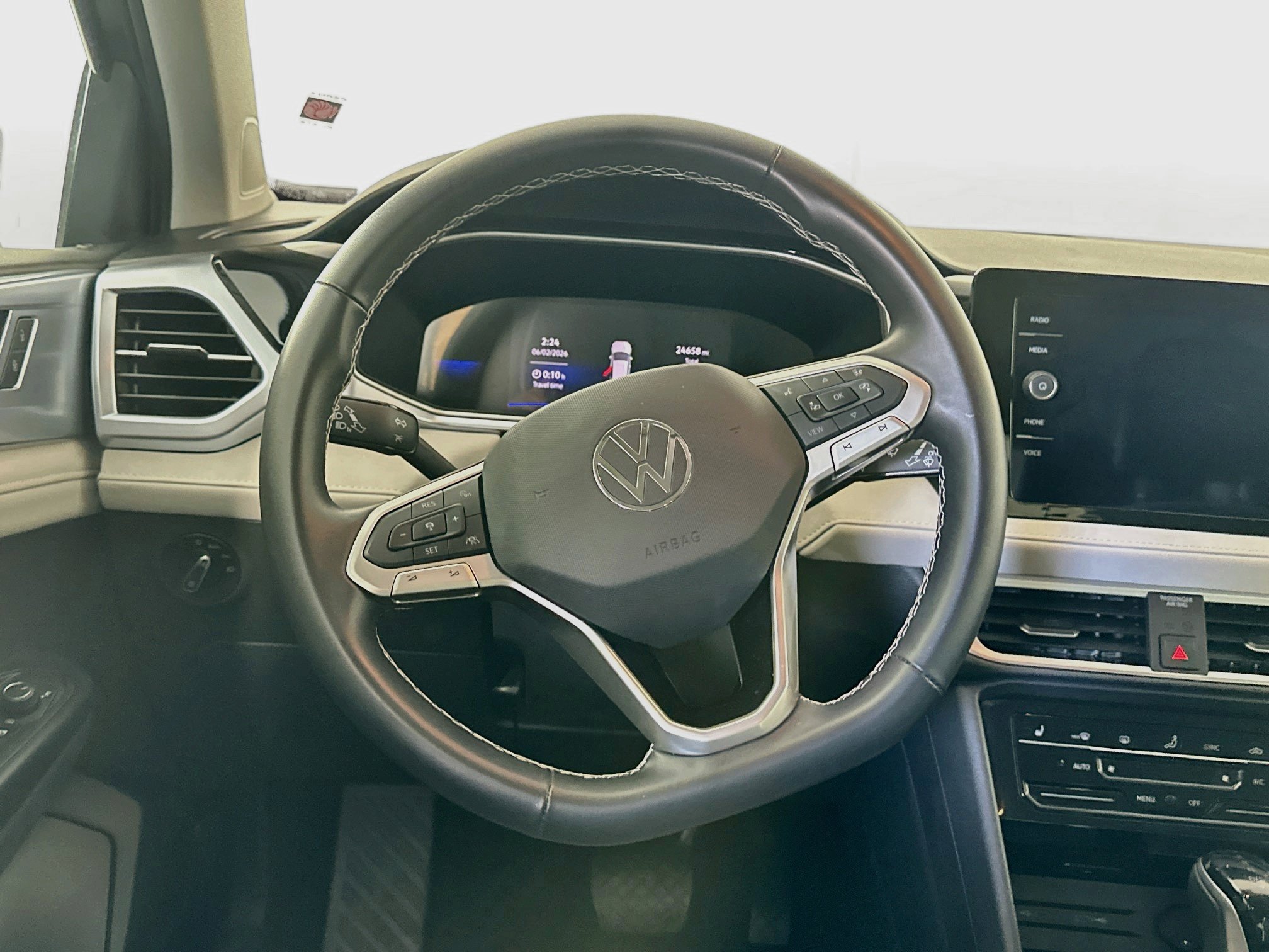 Used 2025 Volkswagen Taos SE FWD image 18