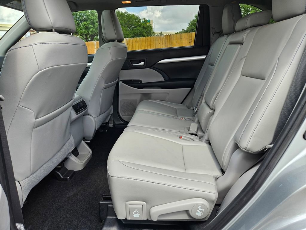 Used 2019 Toyota Highlander XLE FWD image 11