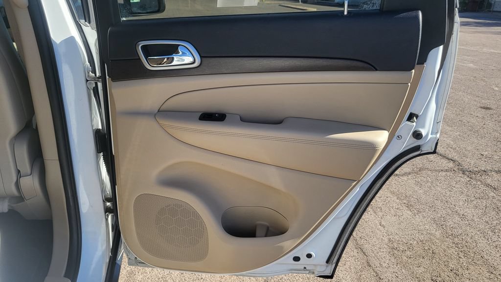 Used 2018 Jeep Grand Cherokee Laredo AWD/4WD image 19