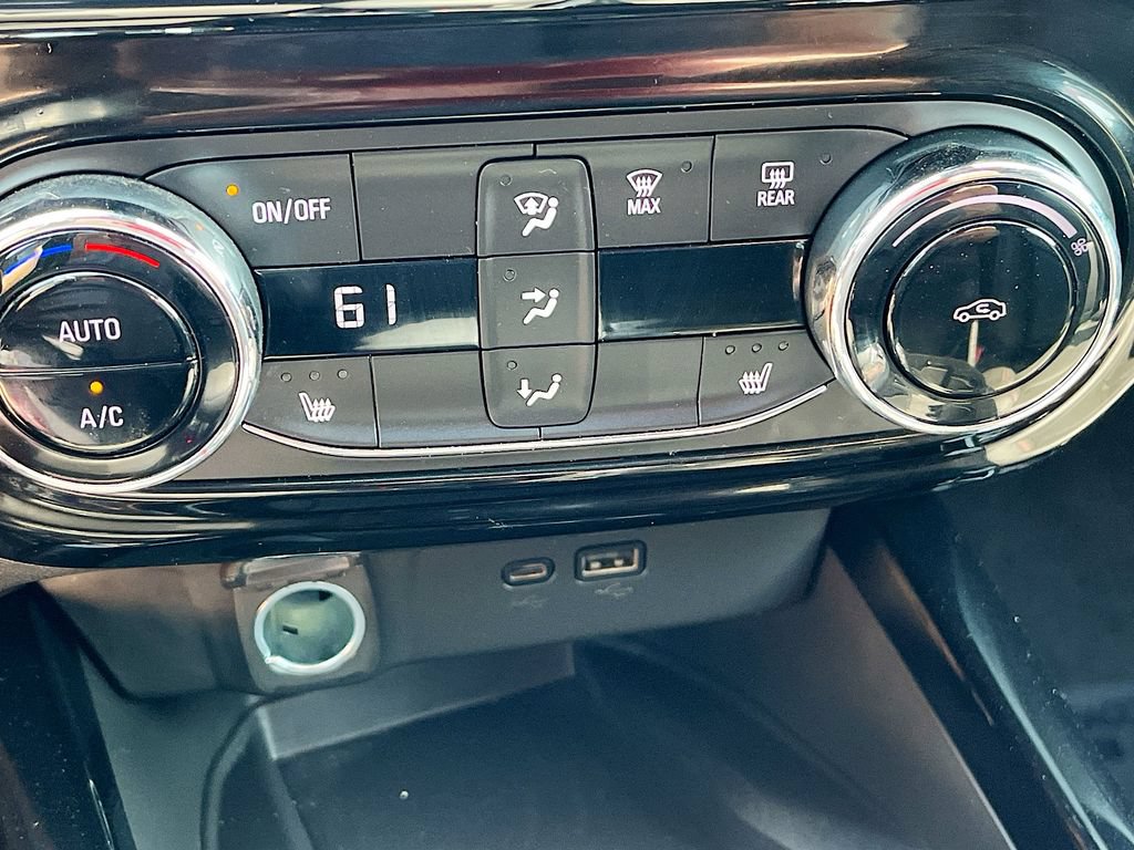 Used 2025 Chevrolet Trax RS w/ Sunroof Package FWD image 20