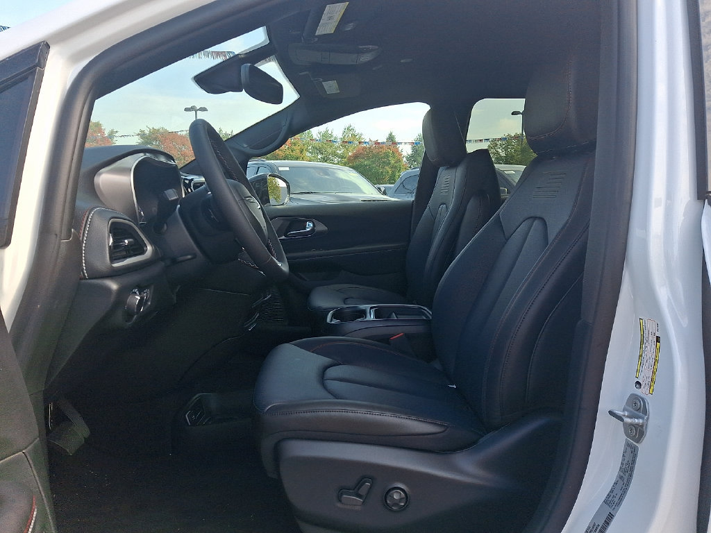 New 2027 Chrysler Pacifica Select AWD/4WD image 10