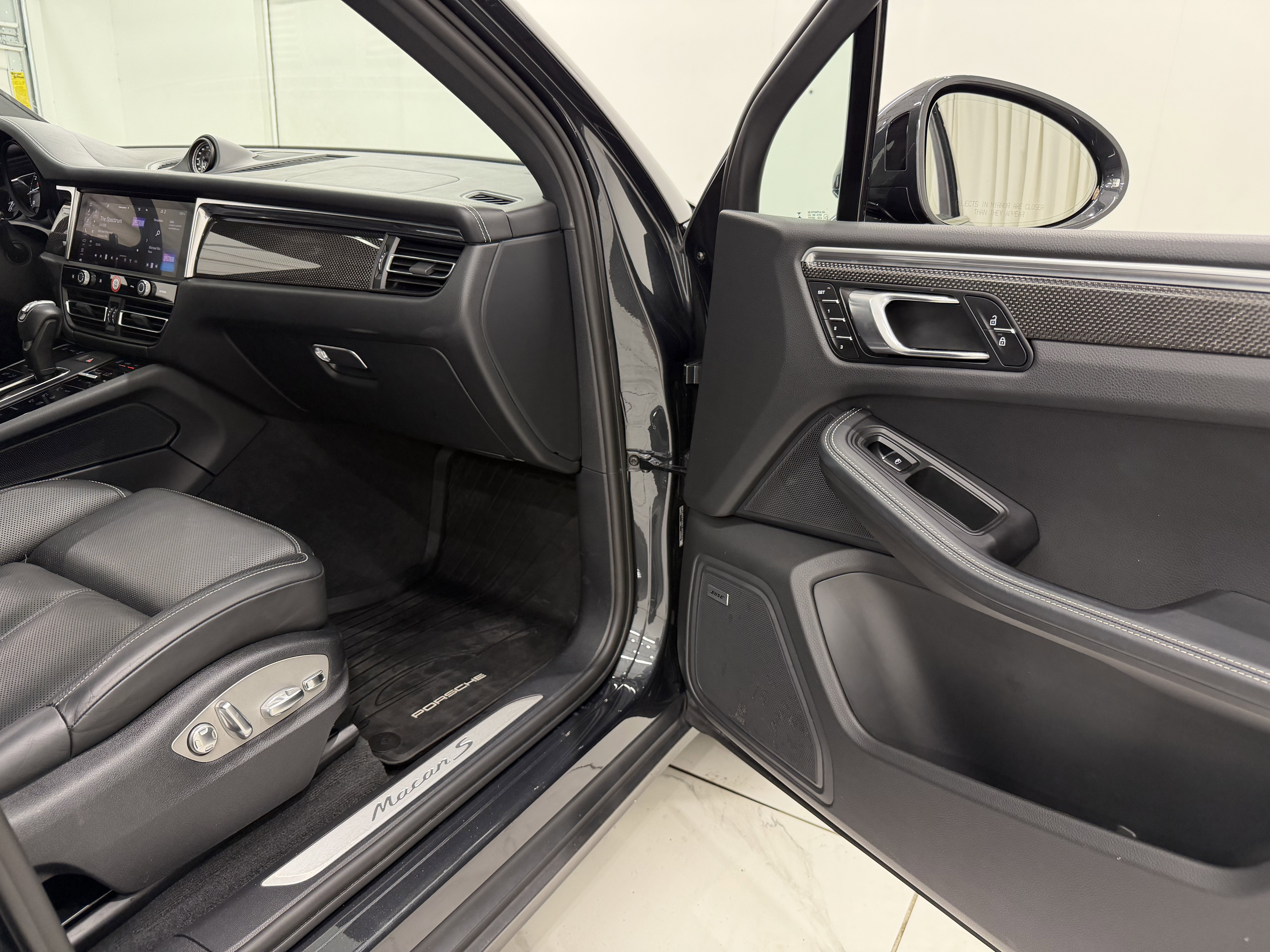Certified 2022 Porsche Macan S AWD/4WD image 22