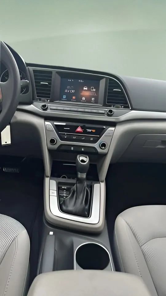 Used 2017 Hyundai Elantra SE image 48