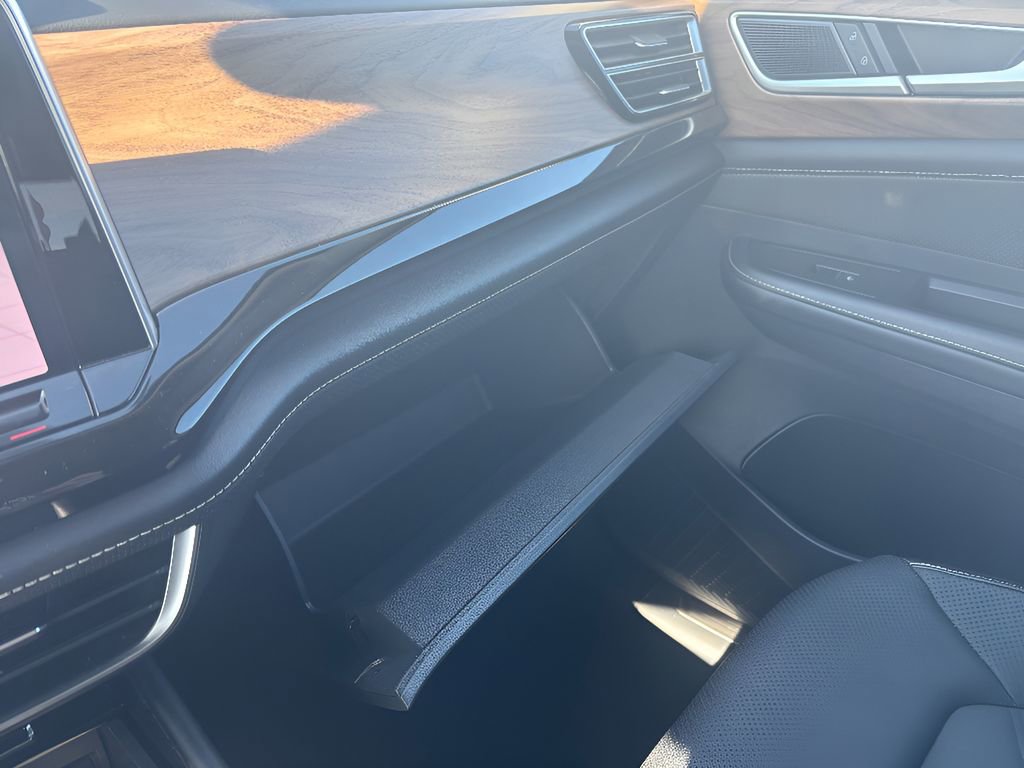 Used 2025 Volkswagen Atlas SE image 21