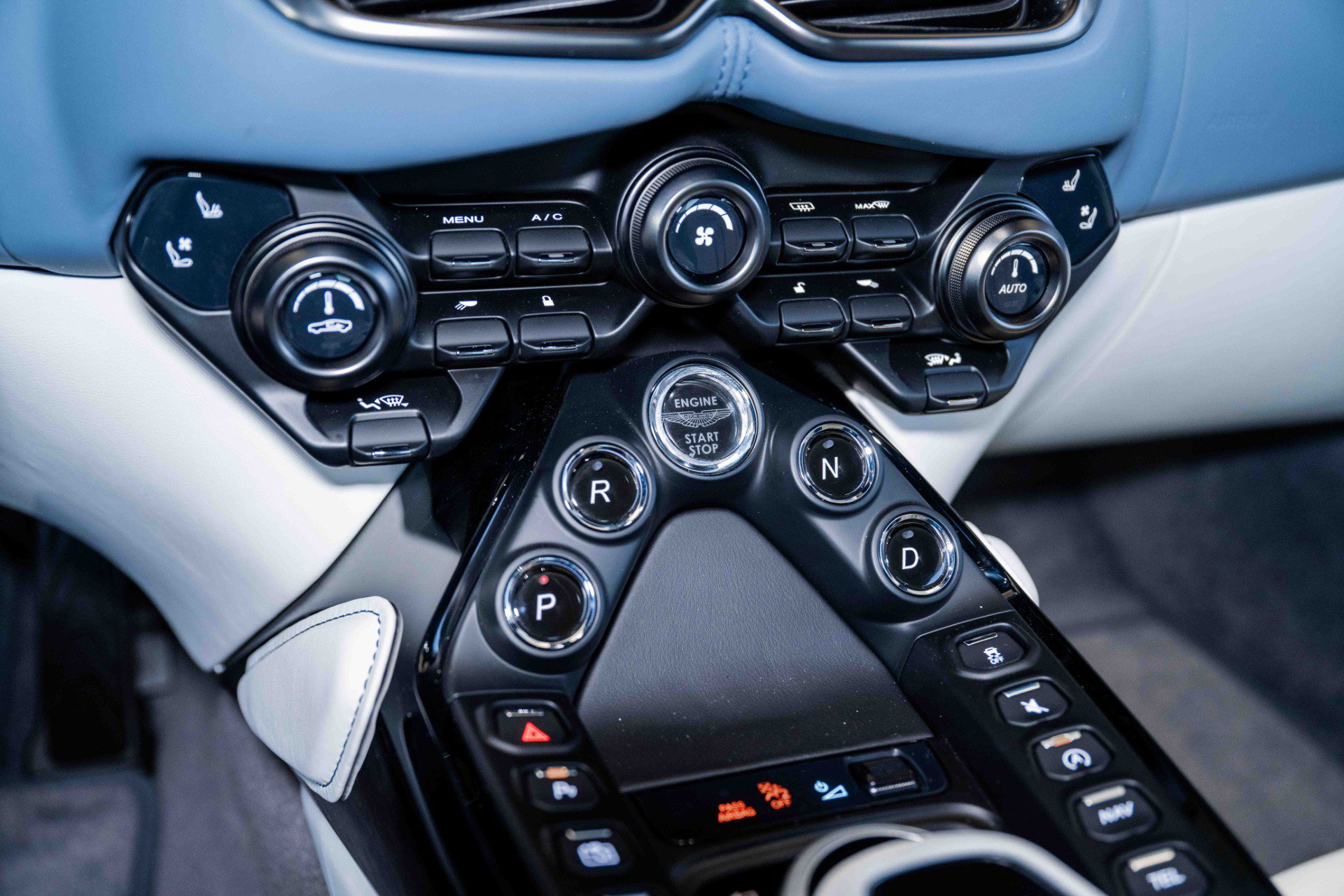 Used 2023 Aston Martin V8 Vantage Coupe RWD image 23