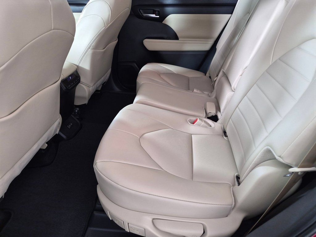 Used 2025 Toyota Highlander XLE FWD image 25