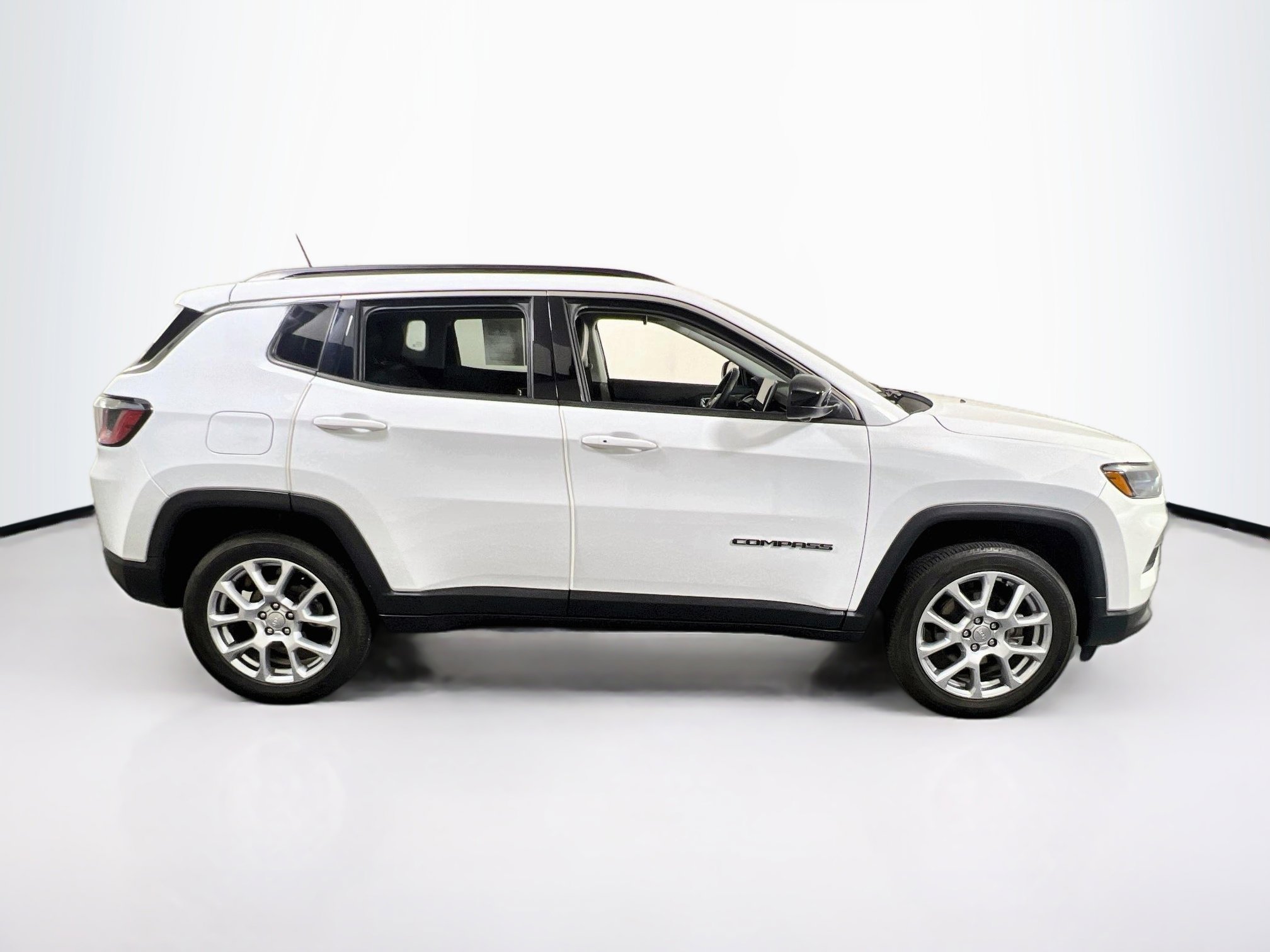 Used 2022 Jeep Compass Latitude w/ Sun and Sound Group AWD/4WD image 4