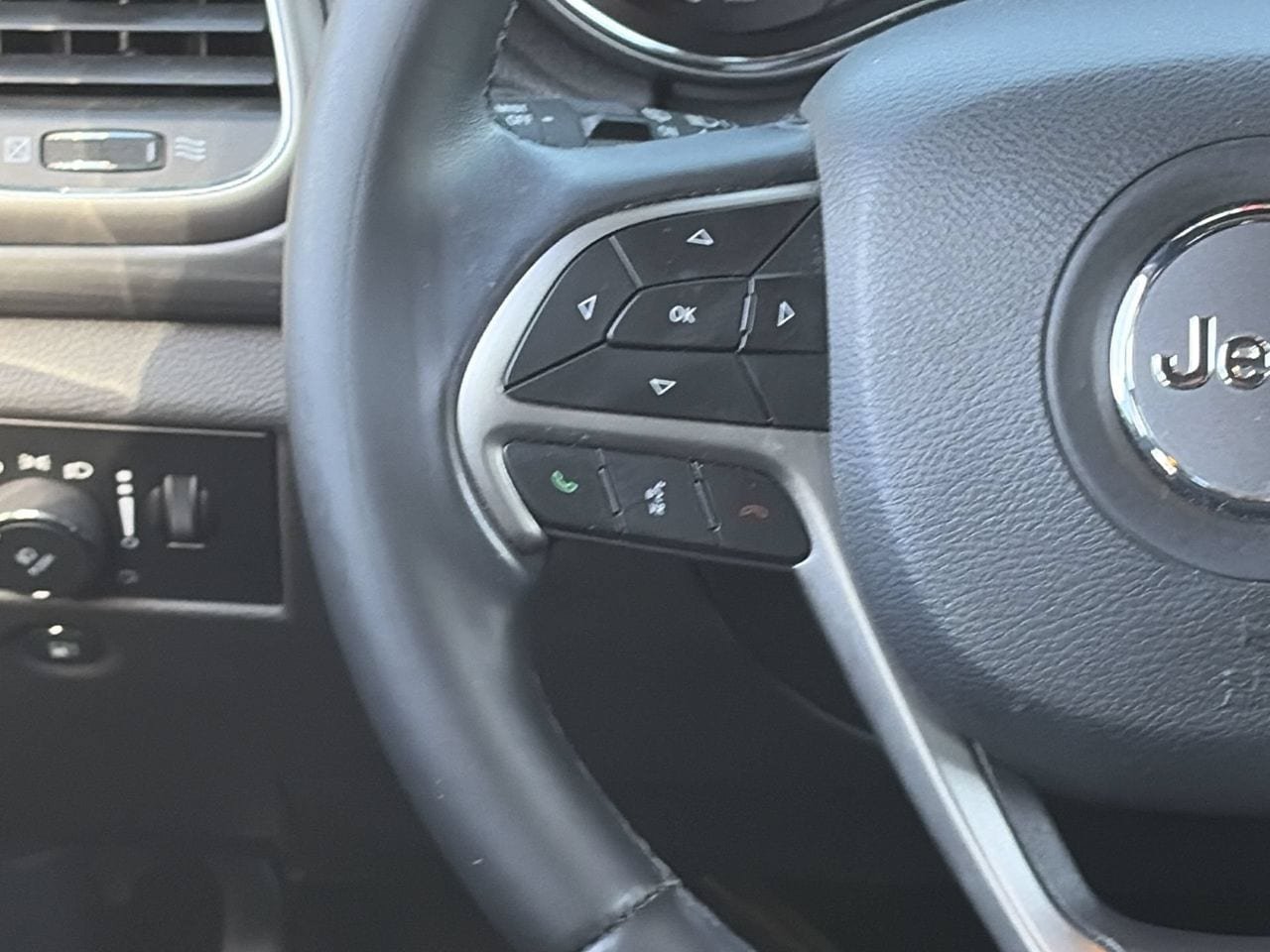 Used 2020 Jeep Grand Cherokee Laredo RWD image 22