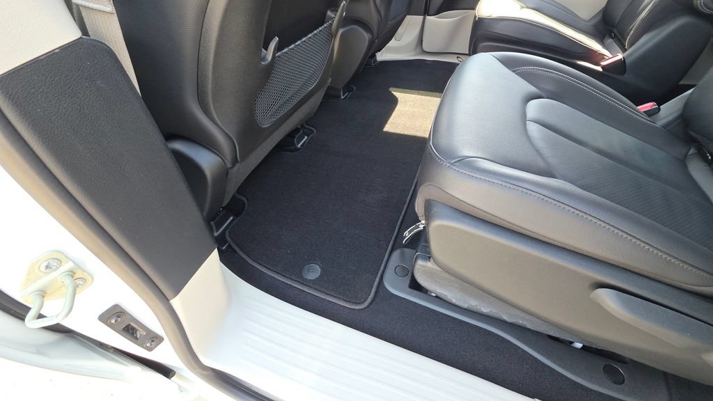 Used 2022 Chrysler Pacifica Touring-L FWD image 20