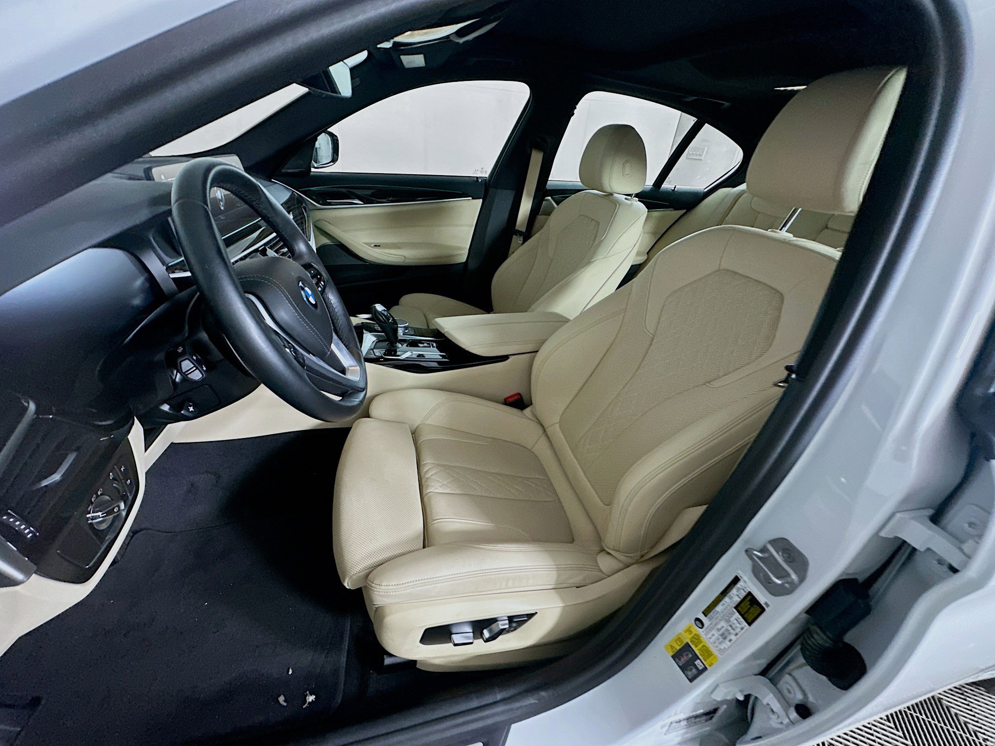 Used 2023 BMW 530e w/ Premium Package RWD image 13