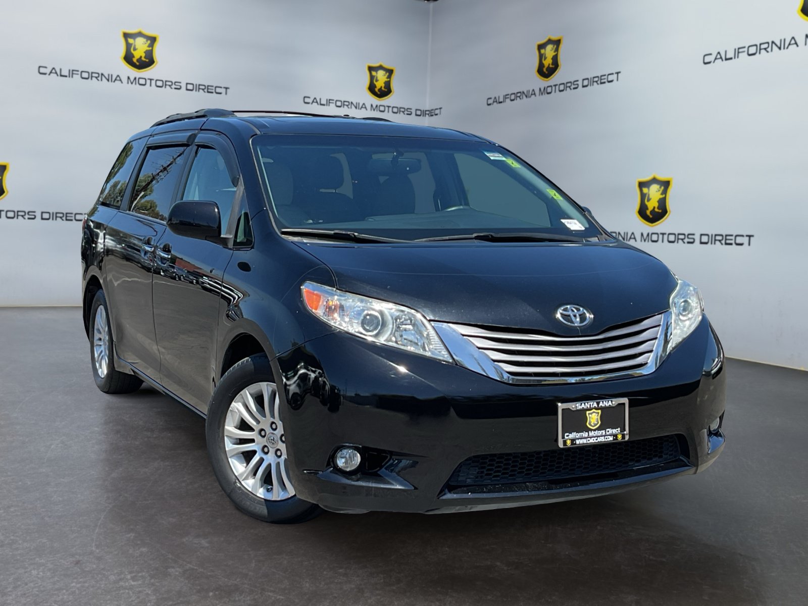 Used 2017 Toyota Sienna XLE w/ XLE Navigation Package FWD image 3
