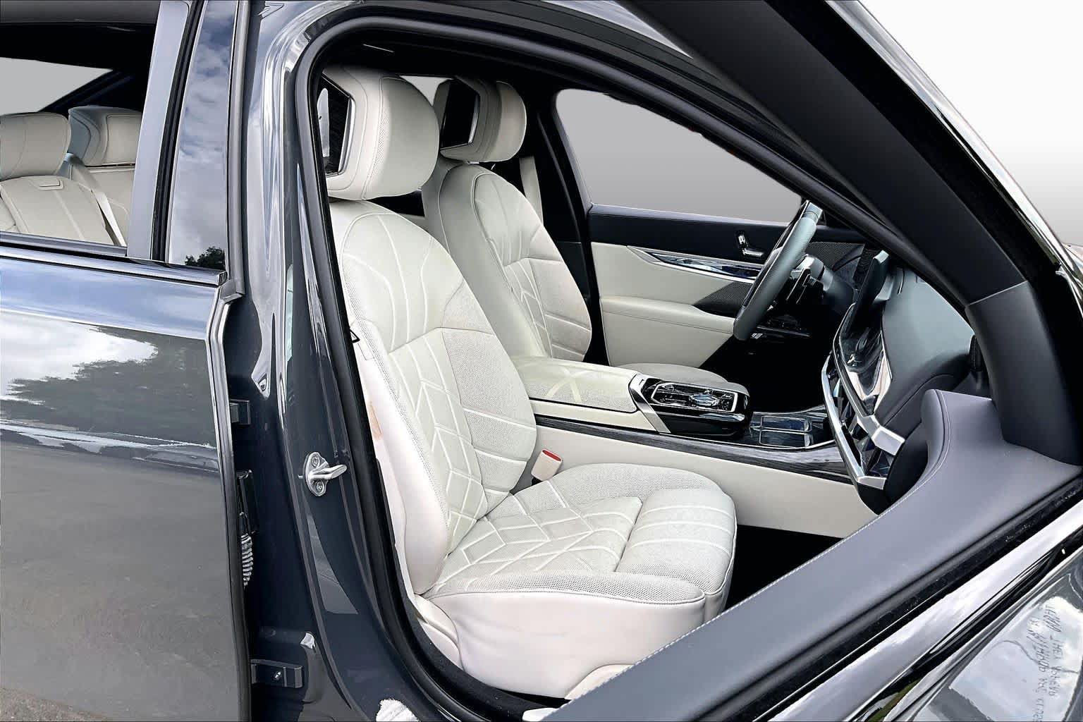 Used 2023 BMW 760i xDrive w/ Executive Package AWD/4WD image 8