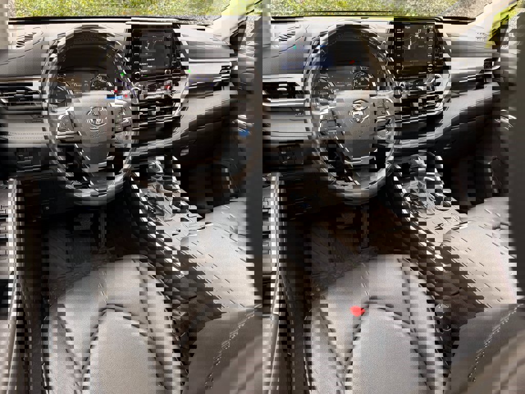 Used 2022 Toyota Highlander XLE image 11