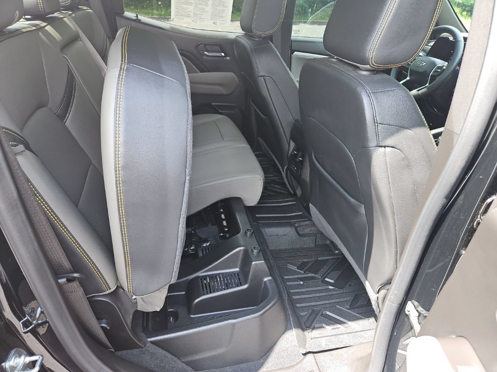 Used 2025 Chevrolet Colorado ZR2 w/ Technology Package AWD/4WD image 30