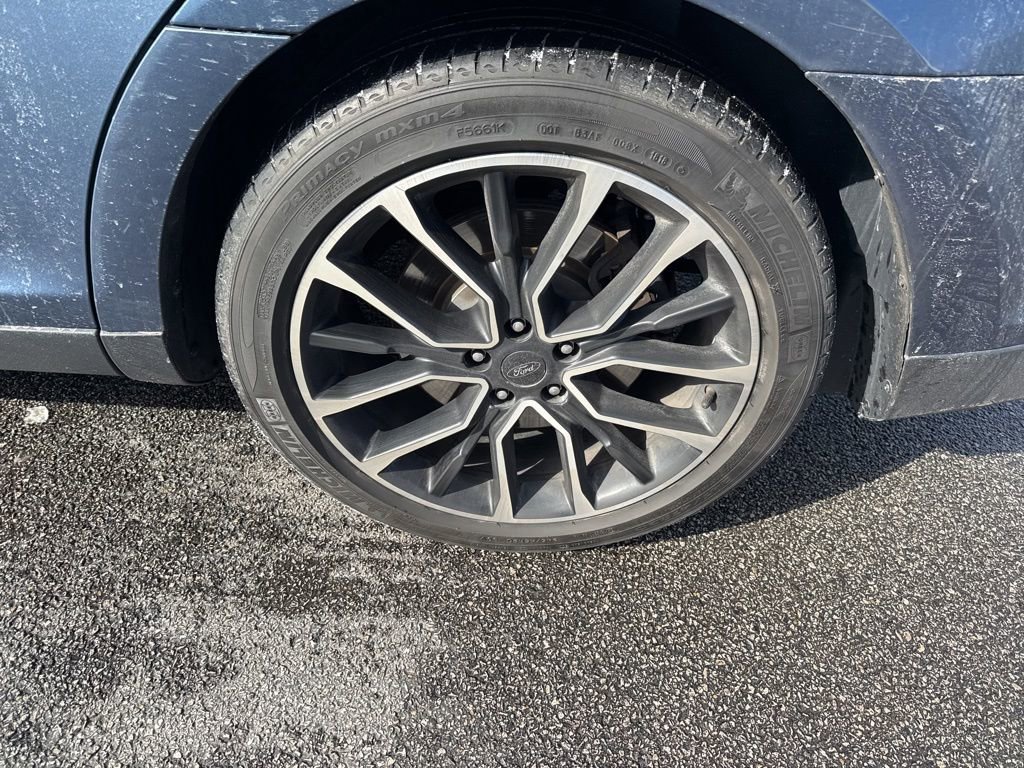 Used 2018 Ford Taurus SHO image 6