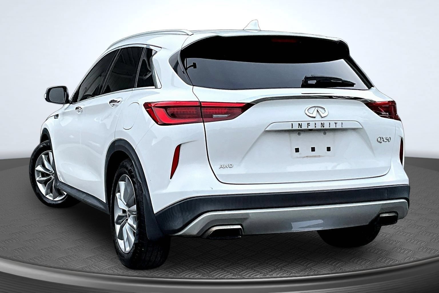 Used 2019 INFINITI QX50 Luxe w/ Navigation Package AWD/4WD image 3