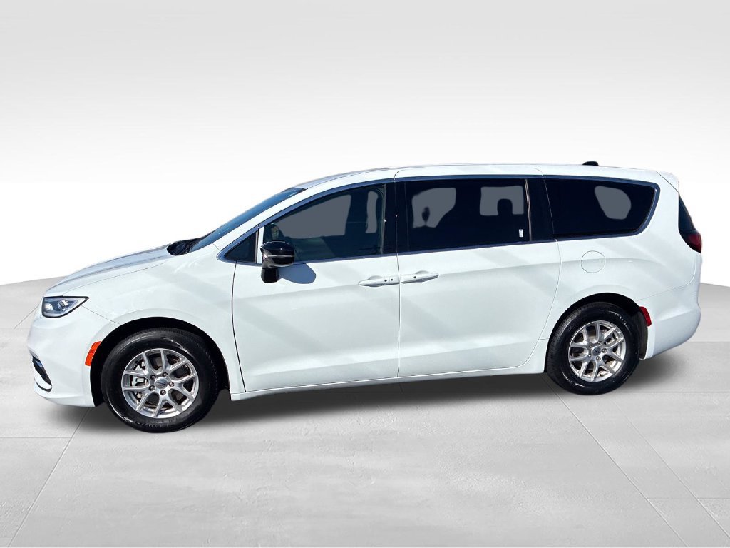 Used 2025 Chrysler Pacifica Select FWD image 2